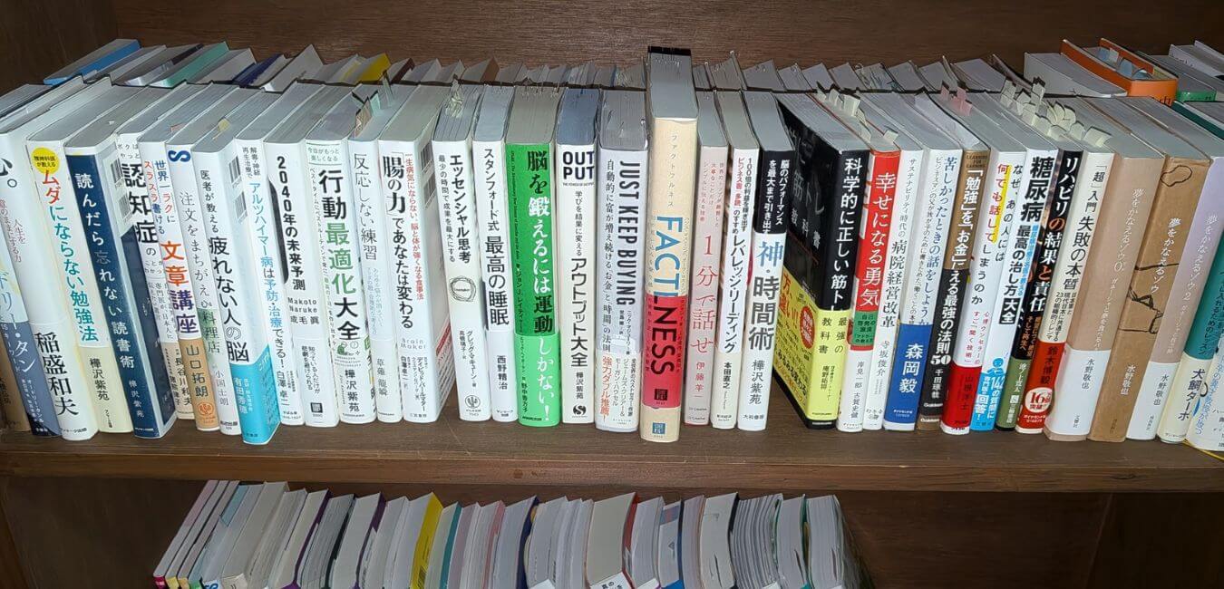 40代男性が本を読んでいる様子のイメージ画像